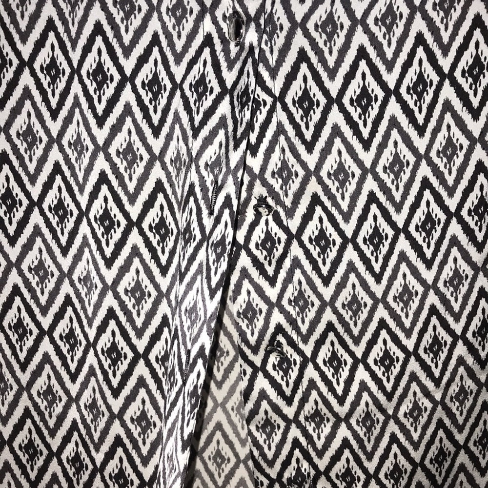 ✅ABS Platinum Sleeveless Blouse - Picture 6 of 8